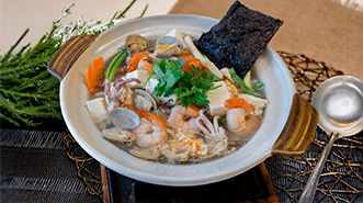 Seaweed with Assorted Seafood Soup
